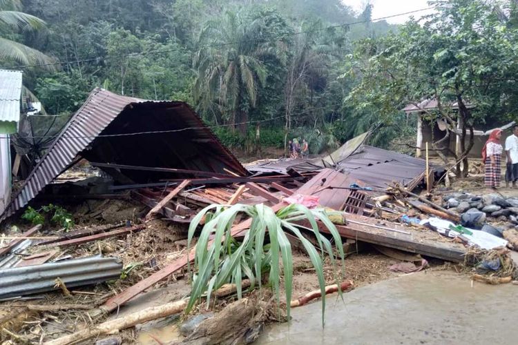 Sejumlah warga, petugas BPBD, personel TNI-Polri berada di lokasi yang mengalami kerusakan akibat banjir bandang di Dusun Siria-ria A dan B, Desa Pematang dan Desa Hatapang, Kecamatan NA IX-IX, Labuhan Batu Utara, Minggu (29/12/2019) dini hari. Hingga siang tadi, tercatat 5 orang dalam satu keluarga belum ditemukan dan 9 rumah hanyut.