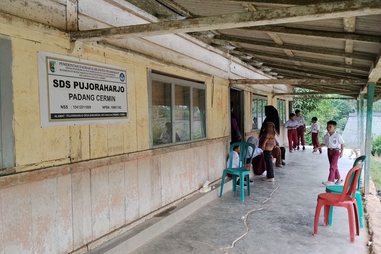 Tersisa 10 Murid, Kisah SDS Pujoraharjo Terus Bertahan di Puncak Gunung Pesawaran Lampung