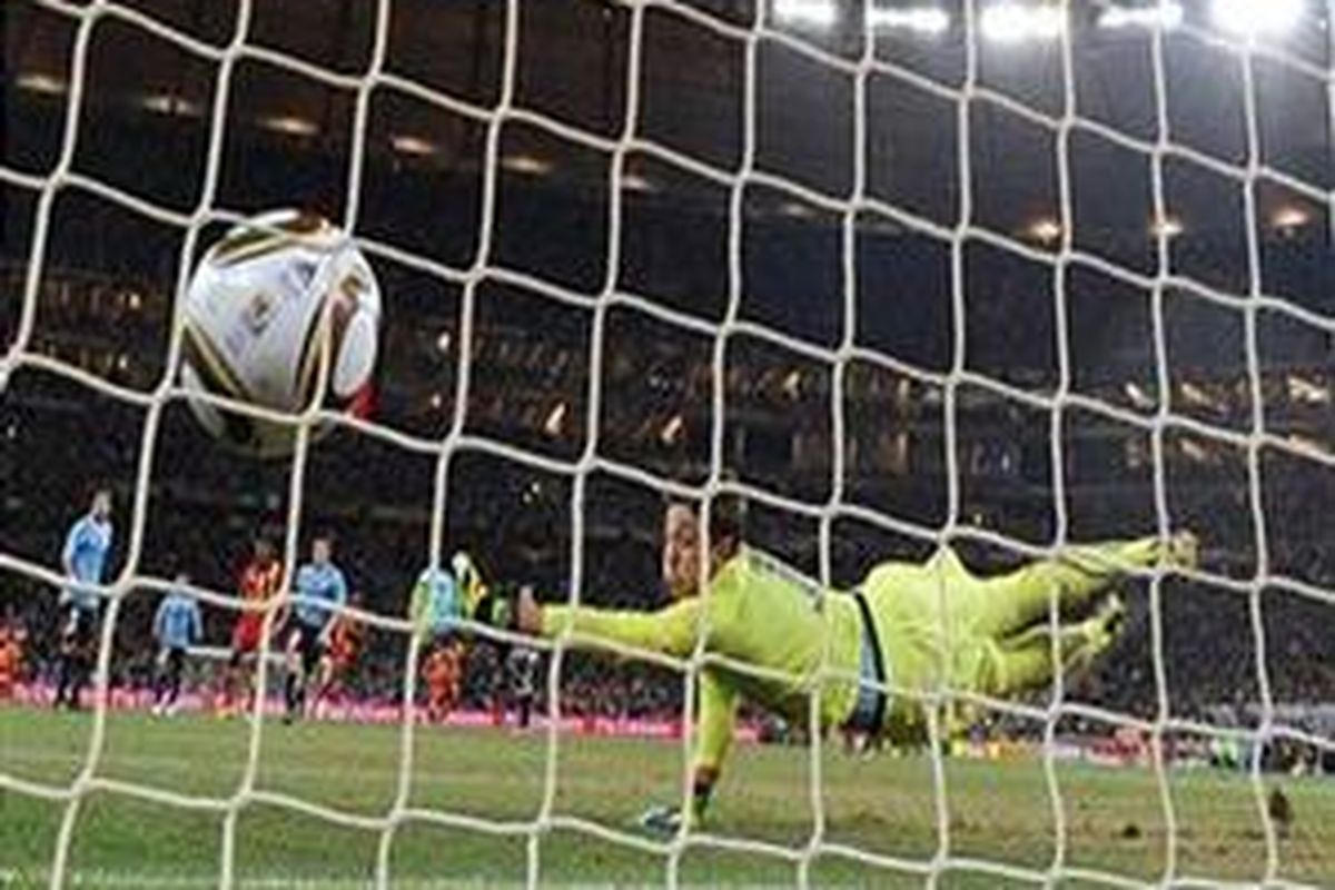 Gol gelandang Ghana, Sulley Muntari (tak kelihatan), ke gawang Uruguay, pada laga perempat final Piala Dunia 2010 Afrika Selatan, Jumat (2/7/2010).
