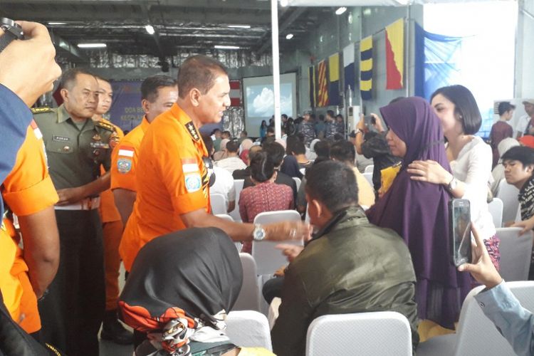 Kepala Badan SAR Nasional menyapa seorang anggota keluarga penunpang Lion air JT 610 di KRI Banjarmasin, Selasa (6/11/2018).