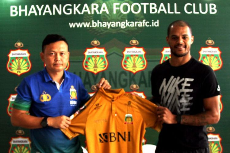 Ofisial tim Bhayangkara FC, Yeyen Tumena (kiri), bersama David Aparecido da Silva.