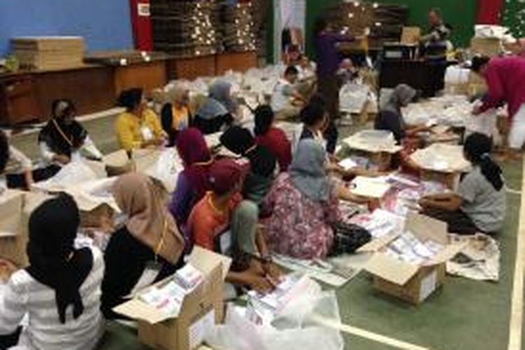 Suasana pelipat surat suara yang bekerja untuk persiapan pilkada Tangerang Selatan di GOR Pondok Aren, Tangerang Selatan, Rabu (25/11/2015). 








