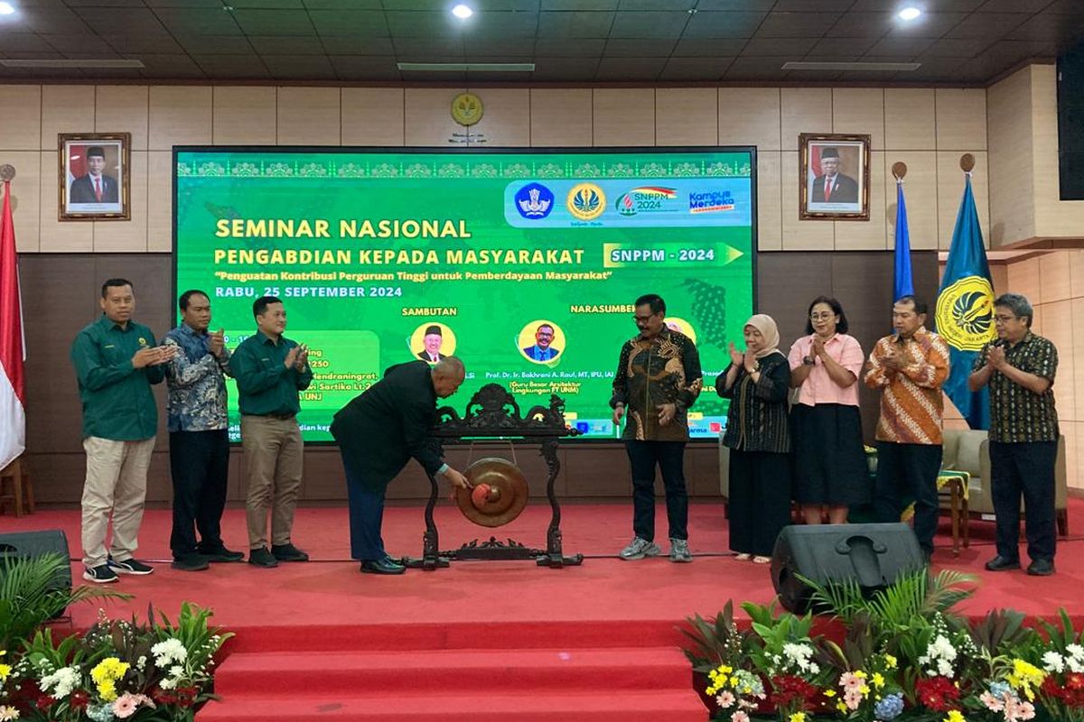 LPPM UNJ menyelenggarakan seminar nasional Penguatan Kontribusi Perguruan Tinggi untuk Pemberdayaan Masyarakat secara hibrid pada Rabu, 25 September 2024.

