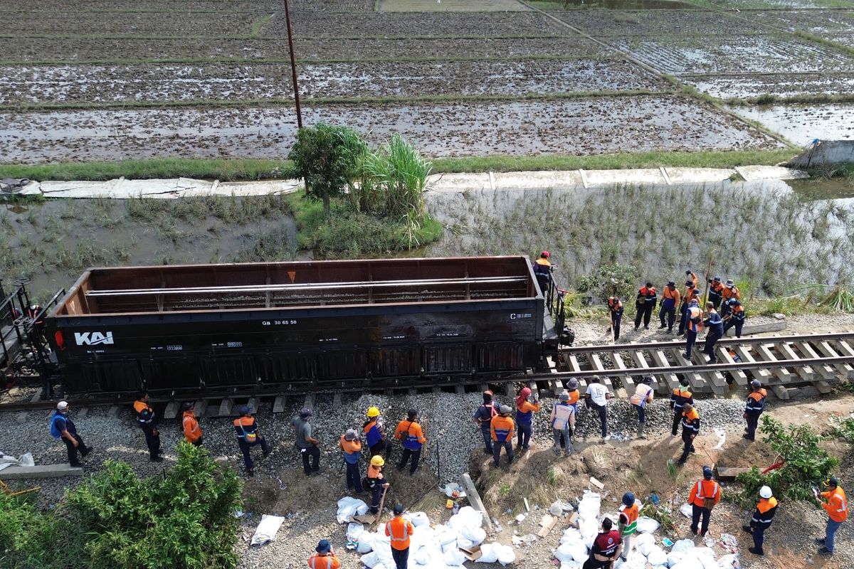 KAI melakukan pemulihan jalur secara intensif Selama 5&times;24 jam nonstop memastikan distribusi logistik serta mobilitas masyarakat tetap terjaga di tengah keterbatasan akses transportasi darat.