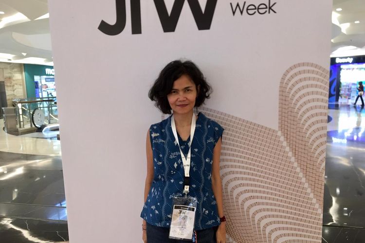 Chitra Subyakto, pendiri dan direktur kreatif Sejauh Mata Memandang (SMM), dalam acara Jakarta Fashion Week 2026, di Pondok Indah Mall, Jakarta, Selasa (28/10/2025).