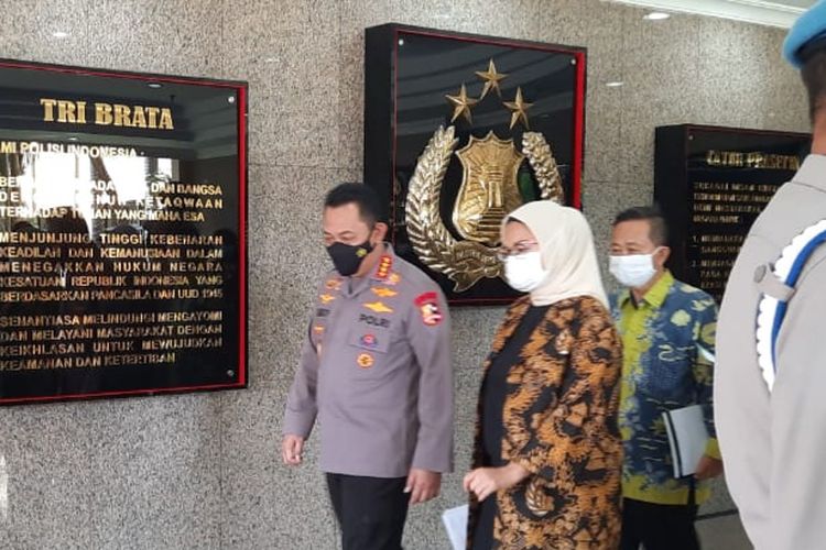 Kapolri Jenderal (Pol) Listyo Sigit Prabowo dan Kepala Badan Pengawas Obat dan Makanan (BPOM) Penny Lukito di Mabes Polri, Jakarta, Selasa (23/11/2021).