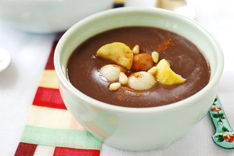 Pat Jook, bubur beras merah dengan kacang merah ala Korea. 