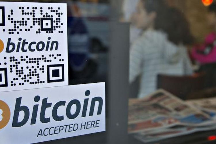 Penanda pada jendela mempromosikan mesin ATM Bitcoin