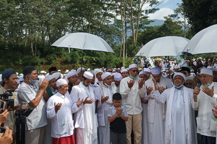 Kegiatan yang dihadiri oleh pemimpin FPI Rizieq Shihab itu telah memicu kerumunan massa di sepanjang jalur Puncak Bogor, Jawa Barat.