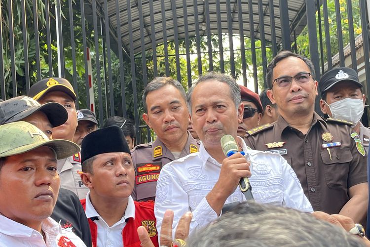 Kejati Jatim Temui Massa Aksi yang Desak Febrie Adriansyah Diadili: Maaf Kami Hanya Bisa Menyapa