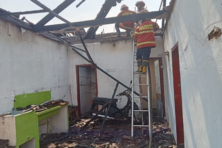Kebakaran melanda rumah kos yang berada di Jalan Raya Candi III, Kelurahan Karangbesuki, Kecamatan Sukun, Kota Malang pada Kamis (28/9/2023) siang. 