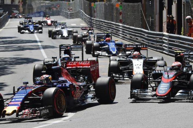 Pebalap Scuderia Toro Rosso asal Belanda, Max Verstappen (kiri), memacu mobilnya di depan pebalap McLaren, Jenson Button, pada GP Monaco di Sirkuit Monte Carlo, Minggu (24/5/2015).