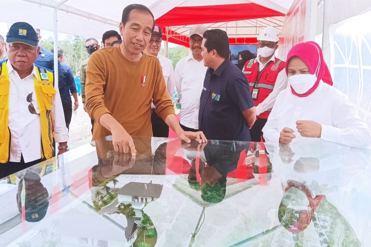 Presiden Joko Widodo saat mengunjungi pembangunan kompleks perumahan menteri di kawasan IKN, Sepaku, Kalimantan Timur pada Kamis (23/2/2023).