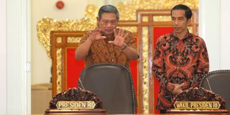 Presiden Susilo Bambang Yudhoyono memperkenalkan ruang sidang kabinet kepada presiden terpilih Joko Widodo di Kantor Presiden, Jakarta, Minggu (19/10/2014).