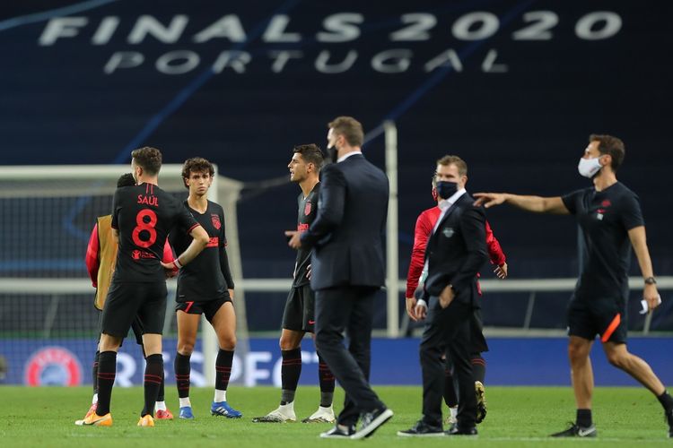 Para pemain Atletico bereaksi atas kekalahan mereka pada akhir pertandingan sepak bola perempat final Liga Champions UEFA antara Leipzig dan Atletico Madrid di stadion Jose Alvalade di Lisbon pada 13 Agustus 2020.