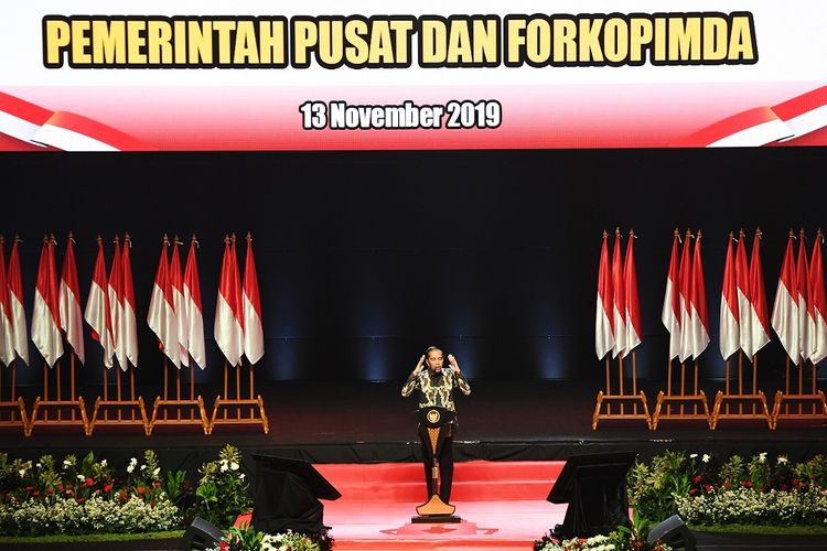 Presiden Joko Widodo memberikan pidato saat menghadiri Rakornas Indonesia Maju antara Pemerintah Pusat dan Forum Koordinasi Pimpinan Daerah (Forkopimda) di Bogor, Jawa Barat, Rabu (13/11/2019). Kegiatan tersebut bertujuan untuk mewujudkan sinergi program-program antara pemerintah pusat dengan daerah. ANTARA FOTO/Akbar Nugroho Gumay/aww.