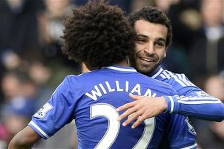 Gelandang Chelsea, Mohamed Salah (kanan), merayakan gol ke gawang Stoke City pada laga di Stamford Bridge, London, Sabtu (5/4/2014).