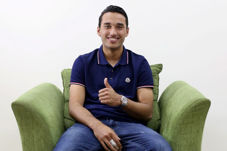 Striker timnas Indonesia, Ezra Walian berpose usai wawancara di kantor redaksi Juara.net, Palmerah Barat, Jakarta, Sabtu (20/5/2017). Ezra resmi menjadi warga negara Indonesia setelah diambil sumpah di kantor wilayah Kementerian Hukum dan HAM (Kemkumham), Cawang, Jakarta Timur pada 18 Mei lalu.