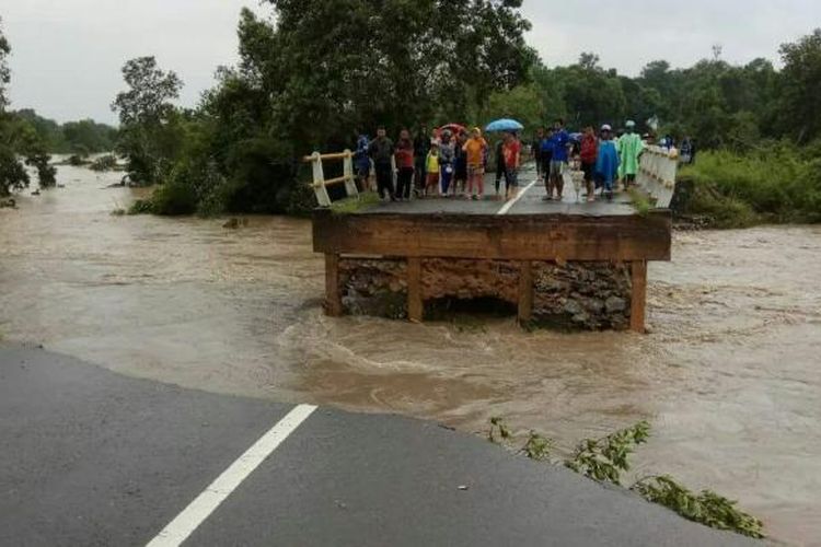 Jembatan Mayang di Kecamatan Simpang Teritip Bangka Barat yang putus digerus banjir.