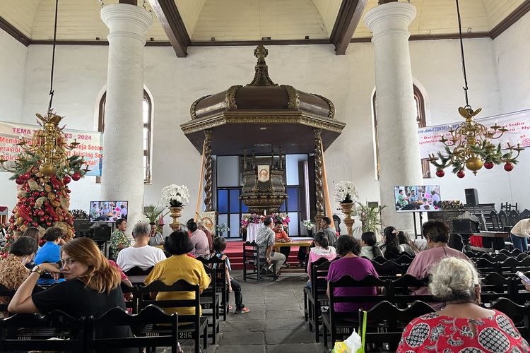 Bagian dalam Gereja Sion, salah satu gereja tertua di Jakarta, berlokasi di Jakarta Barat, Minggu (24/12/2023).