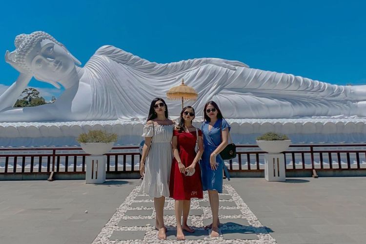 Vihara Dharma Giri, salah satu tempat wisata di Bali Barat.