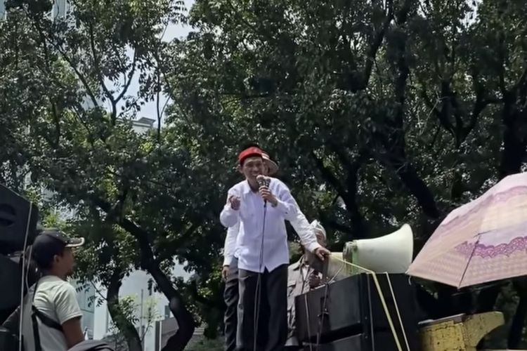 Guru madrasah unjuk rasa protes pemberian honor di Monas, Jakarta Pusat, Kamis (30/10/2025)