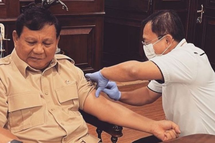 Menteri Pertahanan (Menhan) Prabowo Subianto menerima vaksin Covid-19 dosis ketiga atau booster dengan menggunakan vaksin Nusantara dari mantan Menteri Kesehatan Terawan Agus Putranto.