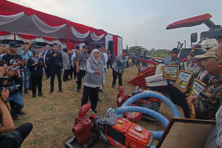 Khofifah Serahkan 6 Alsintan untuk Petani Mojokerto, Panen 1 Hektare Cukup 1 Jam