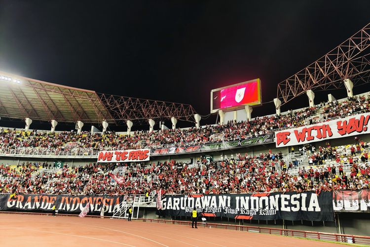 Suporter timnas Indonesia saat mendukung laga FIFA Matchday 2025 melawan Taiwan yang berakhir dengan skor 5-0 di Stadion Gelora Bung Tomo Surabaya, Jawa timur, Jumat (5/9/2025) malam.