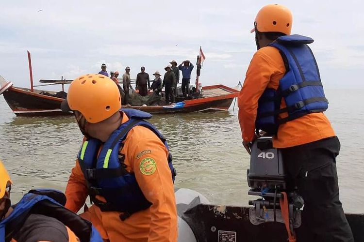 Tim Basarnas Medan bersama SAR gabungan membentuk empat tim untuk melakukan pencarian ABK korban tabrakan kapal yang hilang, Rabu (11/11/2020)