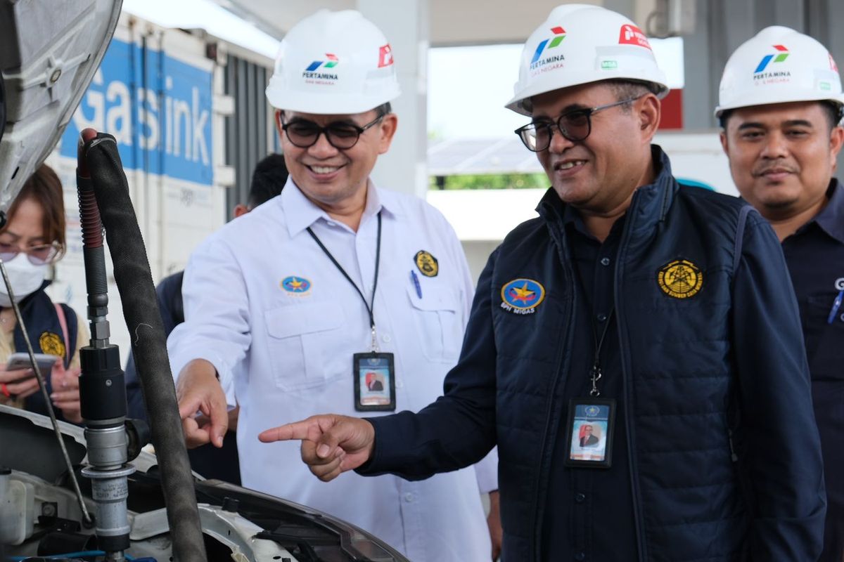 Anggota Komite BPH Migas Iwan Prasetya Adhi & Wahyudi Anas melaksanakan kunjungan lapangan guna mengamankan stok Bahan Bakar Minyak (BBM) dan gas bumi pasca Idulfitri 1444H di Semarang, Jawa Tengah.