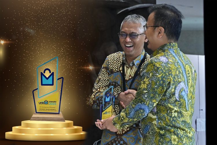 SVP Procurement PT Pertamina (Persero) Hery Murahmanta saat menerima penghargaan Pertamina sebagai BUMN dengan belanja Business to Business (B2B) terbaik untuk UMKM pada tahun 2023 pada kegiatan PaDi UMKM Pasar Digital UMKM Indonesia HYBRID EXPO 2024 & Conference yang diselenggarakan di Sarinah Thamrin, Jakarta. Kamis (11/07/2024).