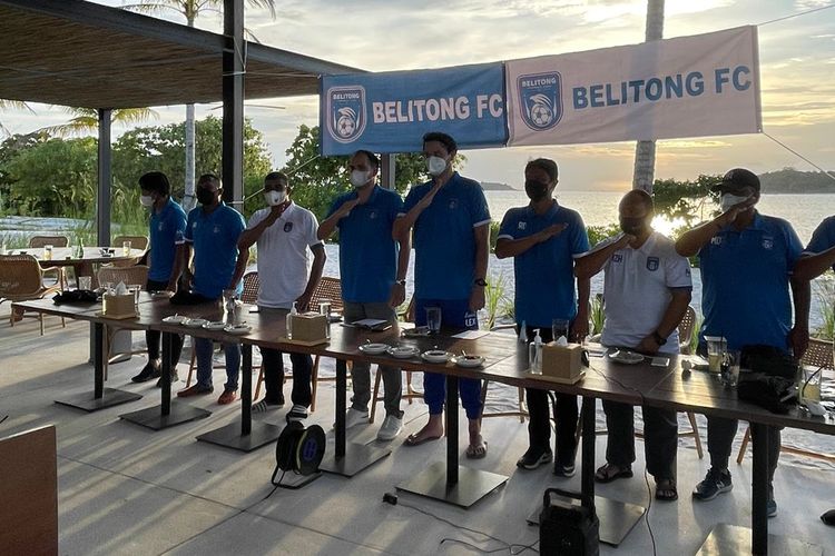 Pengurus Belitong FC saat mengumumkan susunan tim pelatih untuk Liga 3 musim 2021-2022.