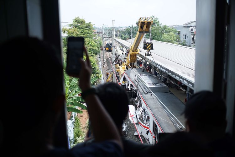 Petugas berusaha memindahkan gerbong kereta yang hancur akibat KRL Commuter Line ditabrak oleh kereta api jarak jauh Argo Bromo Anggrek di Stasiun Bekasi Timur, Kota Bekasi, Selasa (28/4/2026). Simak daftar lengkap perjalanan KA jarak jauh yang dibatalkan, Selasa (28/4/2026) akibat kecelakaan KRL di Stasiun Bekas Timur.
