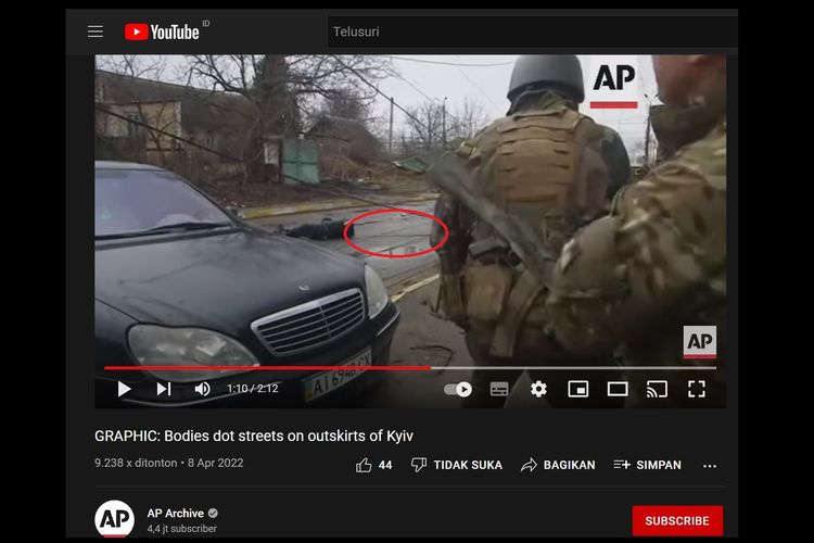 Tangkapan layar video di YouTube AP Archive pada 8 April 2022, tentang evakuasi jenazah warga sipil yang tergeletak di jalanan Bucha.