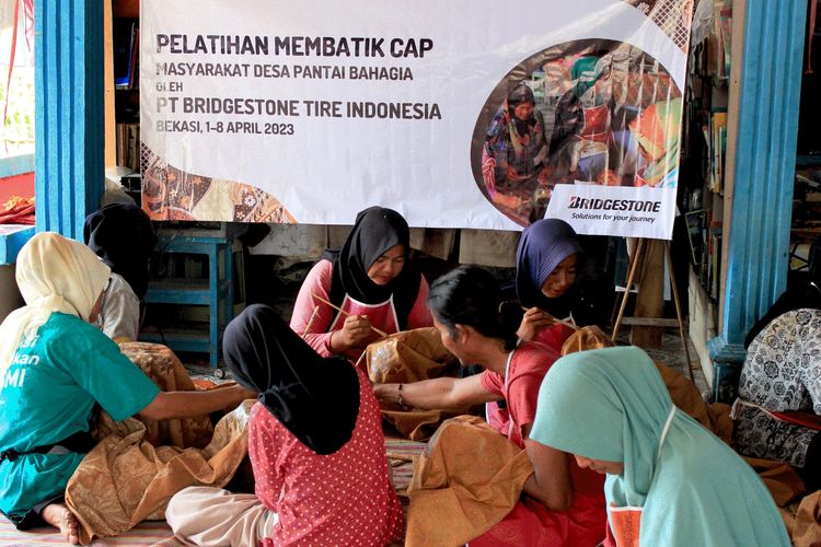 Pelatihan membatik diselenggrakan oleh Bridgestone