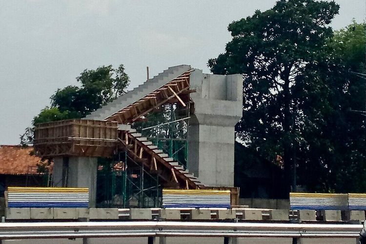  Jasa Marga Regional JabodetabekJabar melanjutkan pekerjaan pembangunan Jembatan Penyeberangan Orang (JPO) di Km 11+500 ruas Jalan Tol Jakarta-Tangerang yang sudah memasuki tahap erection girder.