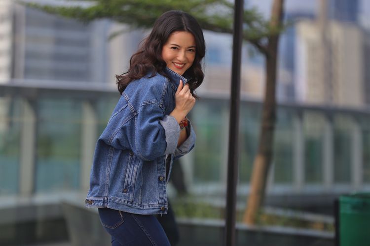 Julie Estelle berpose di sela-sela media visit promo film ''Milly dan Mamet'', di Menara Kompas, Palmerah, Jakarta, Senin (17/12/2018). Film Milly dan Mamet merupakan film dari dunia ''Ada Apa Dengan Cinta'', yang dikemas dengan pendekatan drama komedi