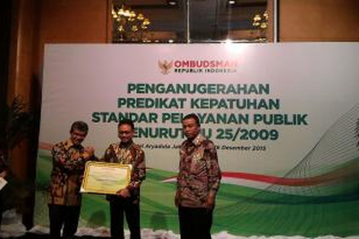 Wakil Wali Kota Pontianak, Edi Rusdi Kamtono (kedua kanan) saat menerima penghargaan dari Ombudsman Republik Indonesia di Jakarta (16/12/2015)