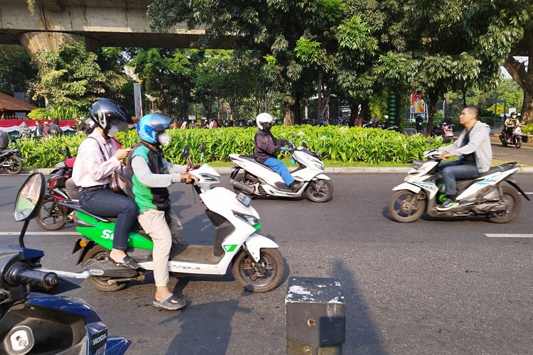 Sejumlah pengendara motor melawan arus lalu lintas di Jalan Pegangsaan Timur dekat Stasiun Cikini, Menteng, Jakarta Pusat, Jumat (25/8/2023).