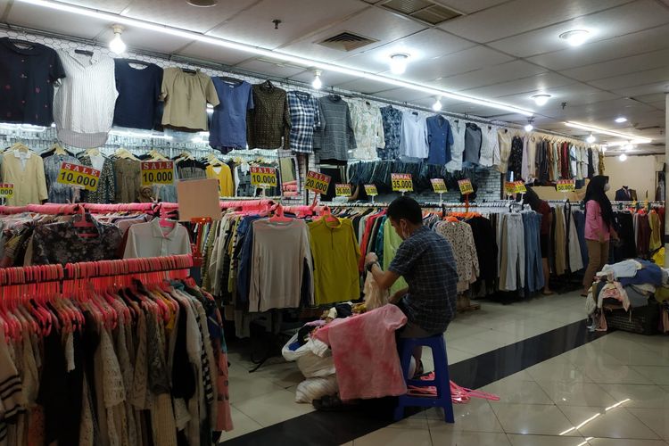 Toko pakaian thrifting di lantai 3 dan 4 di Metro Atom Pasar Baru