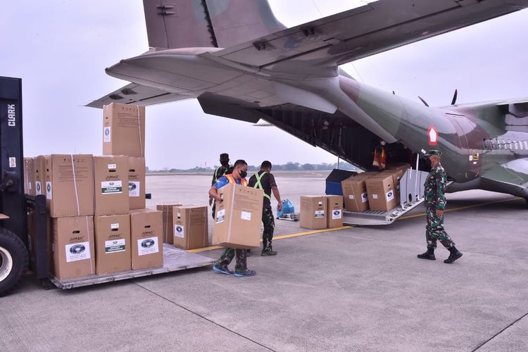 Panglima TNI Marsekal Hadi Tjahjanto memerintahkan TNI Angkatan Udara mengerahkan pesawat CN-295 untuk mengirimkan 1.384 alat kesehatan guna membantu penanganan Covid-19 di Pangkal Pinang, Bangka Belitung.