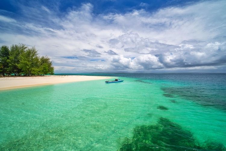 Pulau Morotai terkenal dengan lautnya yang jernih, masyarakatnya yang ramah, serta ketenangan alamnya.