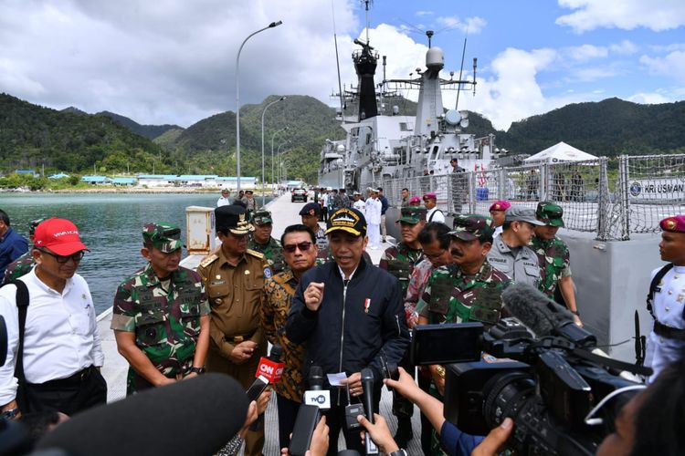 Presiden Joko Widodo meninjau kapal perang KRI Usman Harun 359 dan KRI Karel Satsuit Tubun 356 di Pangkalan Angkatan Laut Terpadu Selat Lampa, Kabupaten Natuna, Rabu (8/1/2020). 