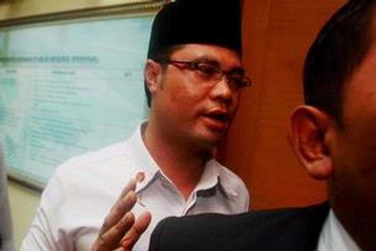 Bupati Garut Aceng HM Fikri (berpeci) hadir di Bareskrim Mapolda Jawa Barat, Bandung, Jawa Barat, memenuhi panggilan terkait pemeriksaan kasus dugaan penipuan yang dilakukannya terhadap Asep Rahmat Kurnia Jaya, Senin (10/12/2012). Dirinya dan Asep dihadirkan di Mapolda guna penyidikan kasus dugaan penipuan yang dilakukan Aceng atas janji jabatan Wakil Bupati menggantikan Dicky Chandra yang mengundurkan diri dengan menyerahkan uang sebesar US 25.000. 