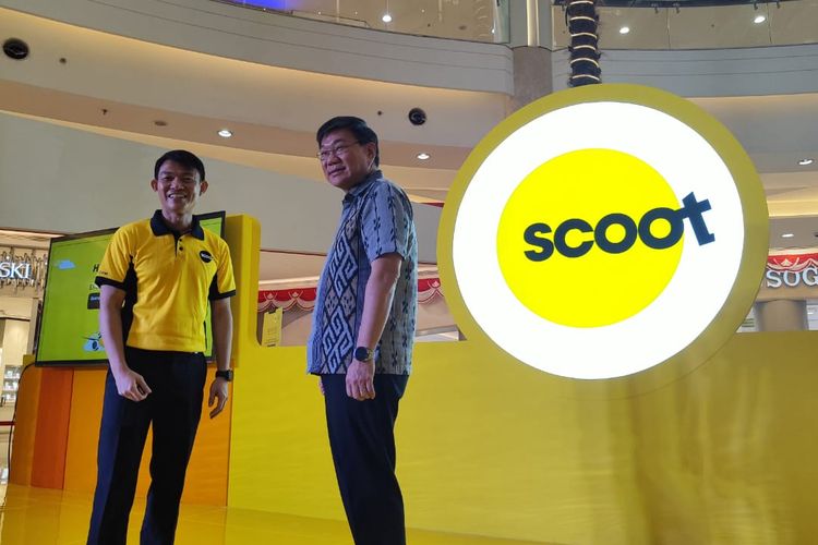 Direktur Penjualan Scoot Ong Meng Hang dan Duta Besar Singapura untuk Indonesia Kwok Fook Seng (paling kiri ke kanan) berfoto bersama di acara Scoot Experiential Journey Pop-Up di Mall Kota Kasablanka, Jakarta Selatan, Jumat (11/8/2023).