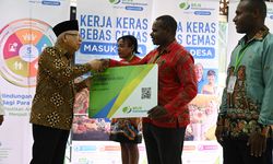 Ma'ruf Amin Serahkan Kartu BPJS Ketenagakerjaan kepada 20.000 Orang Asli Papua