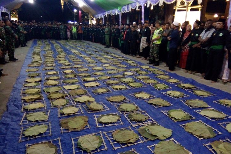 Nasi ancakan berjejer rapi di halaman Pendopo Pangeran Wijil V,  di Kelurahan Kadilangu,  Kabupaten Demak,  Jateng,  sebelum diperebutkan oleh warga yang sudah menantinya,  Selasa (21/8/2018) malam