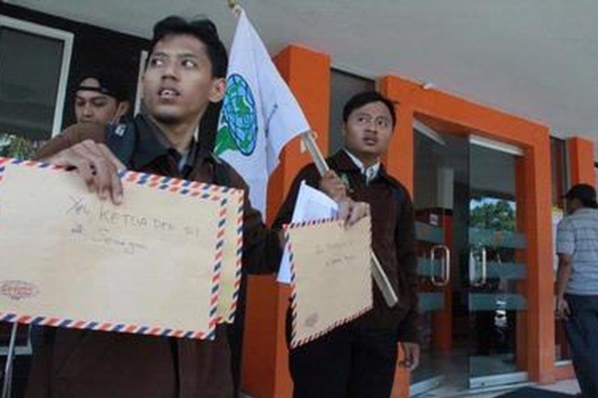 Surat dari elemen mahasiswa KAMMI Purwokerto yang ditujukan kepada Presiden SBY dan Ketua DPR RI. Surat dikirim lewat kantor pos, Jumat (30/3/2012).