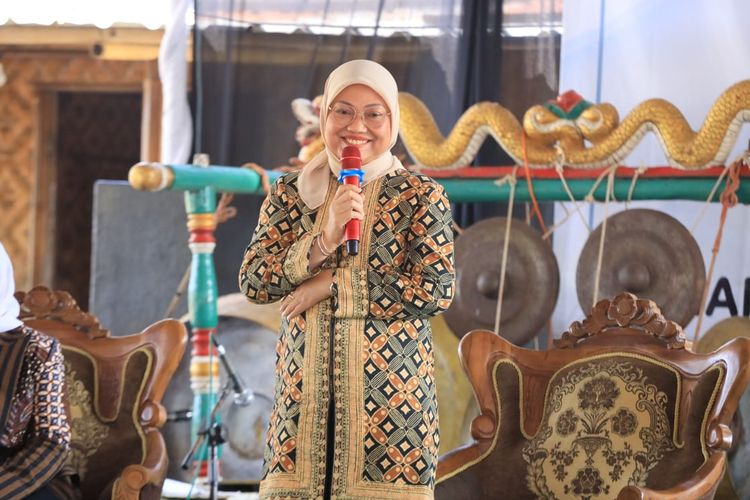 Menteri Ketenagakerjaan (Menaker) Ida Fauziyah saat kunjungan kerja ke Desa Migran Produktif (Desmigratif) Widarapayung Wetan, Binangun, Cilacap, Jawa Tengah, Senin (30/10/2023).

